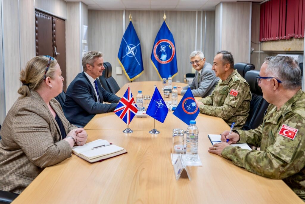 Gjeneralmajor Özkan Uluta ş priti në takim ambasadorin britanik në Kosovë