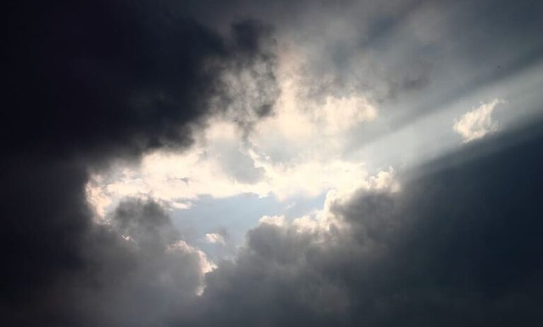 Mot me vranësira dhe intervale me diell