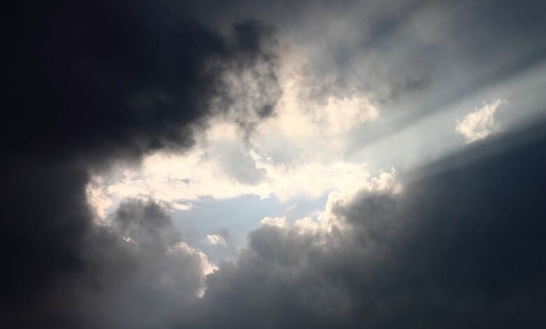 Mot me vranësira dhe intervale me diell