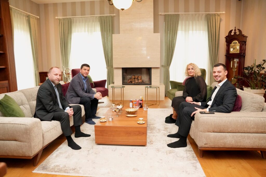 Memli Krasniqi viziton familjet e ish-krerëve të UÇK-së