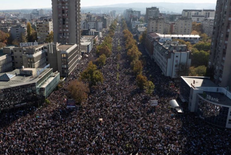 Turma të mëdha njerëzish bllokojnë Novi Sadin në njëvjetorin e tragjedisë së stacionit të trenit