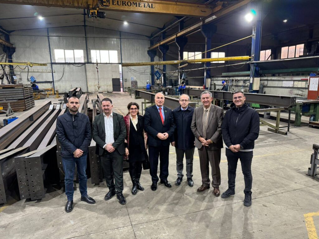 Delegacioni i AKB-së dhe ish-Kryeministri Avdullah Hoti vizitojnë fabrikën “Euro Metal” në Ferizaj në kuadër të Javës së Bizneseve Kosovare 2025