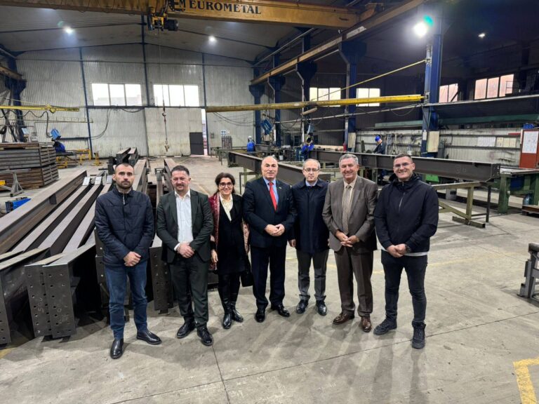 Delegacioni i AKB-së dhe ish-Kryeministri Avdullah Hoti vizitojnë fabrikën “Euro Metal” në Ferizaj në kuadër të Javës së Bizneseve Kosovare 2025