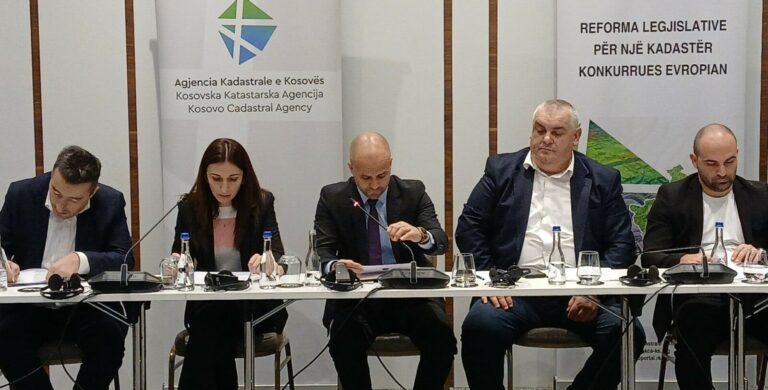 AKK prezanton zhvillimet e fundit në adresat zyrtare