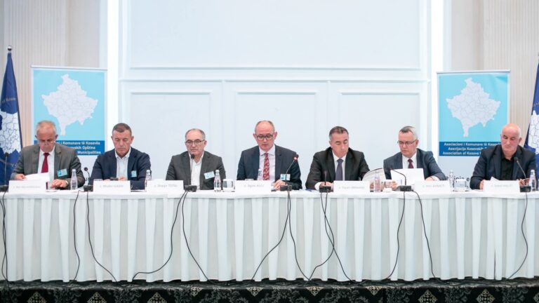 AKK reagon pas deklaratave të Kurtit