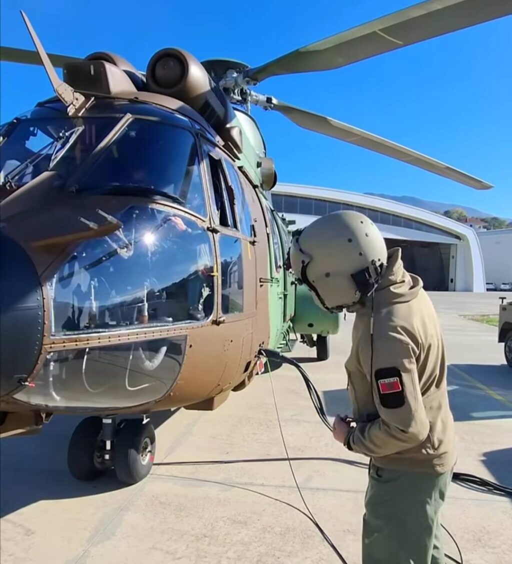 Pilotët e Forcës Ajrore dhe FSK-së mbajnë trajnim të përbashkët