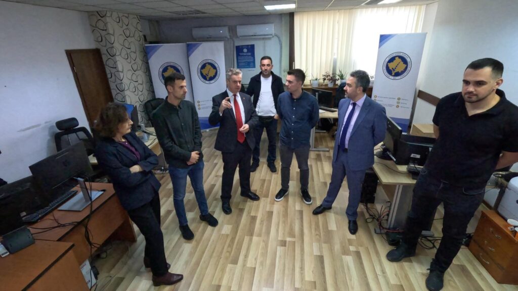 Ambasadori Hargreaves viziton ambientet e punës në KQZ dhe dhomën operative