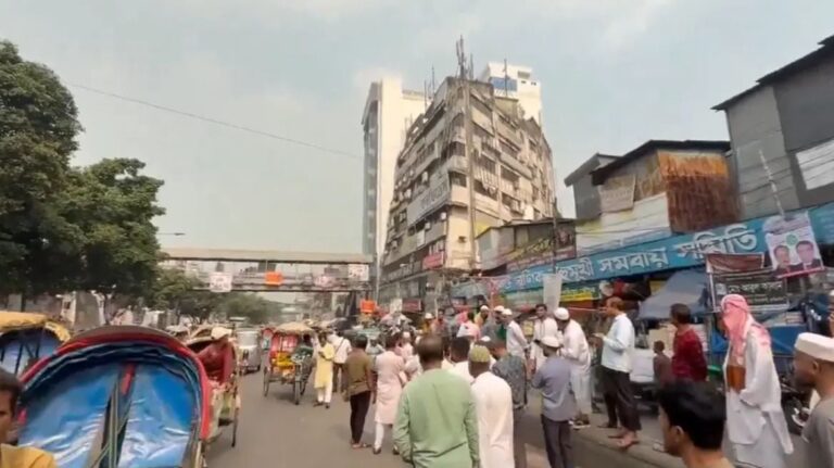 Një tërmet me magnitudë 5.5 ballë goditi Bangladeshin qendror të dielën, sipas Shërbimit Gjeologjik të SHBA-së.