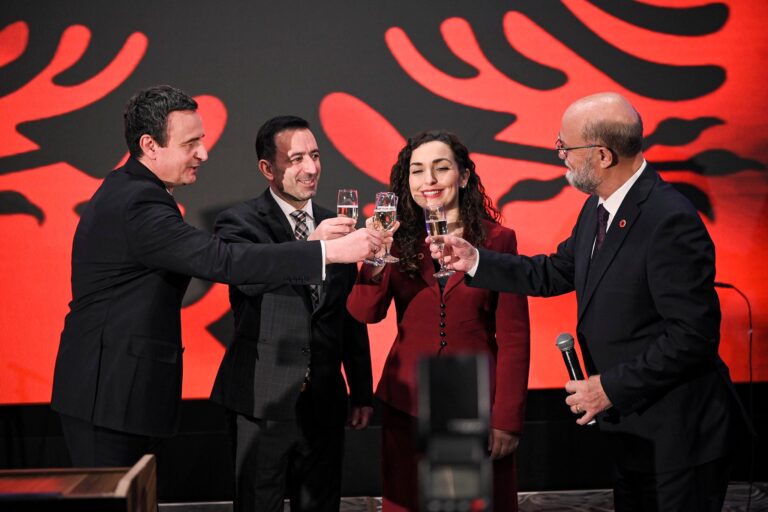 Basha: 28 Nëntori na mban bashkë dhe na kujton sakrificat shekullore