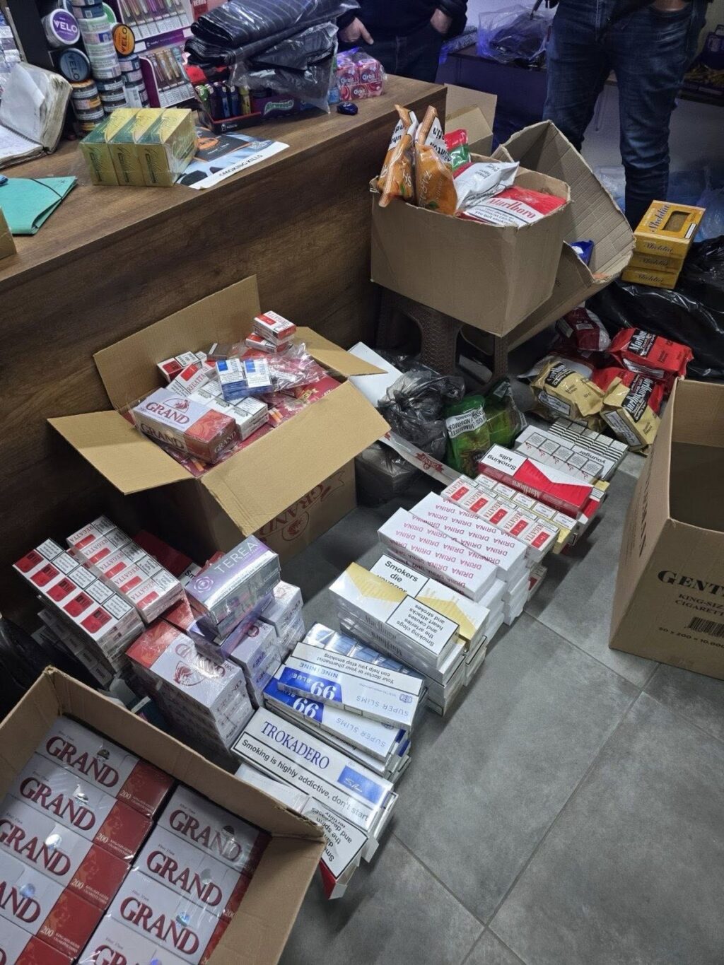 Konfiskohen duhan i grirë dhe mijëra cigare në Gjilan