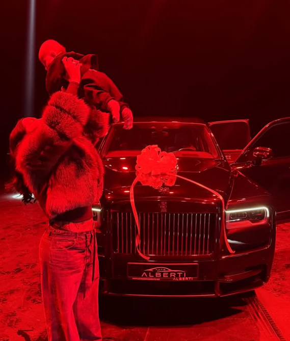 Dafina surprizohet me Rolls Royce