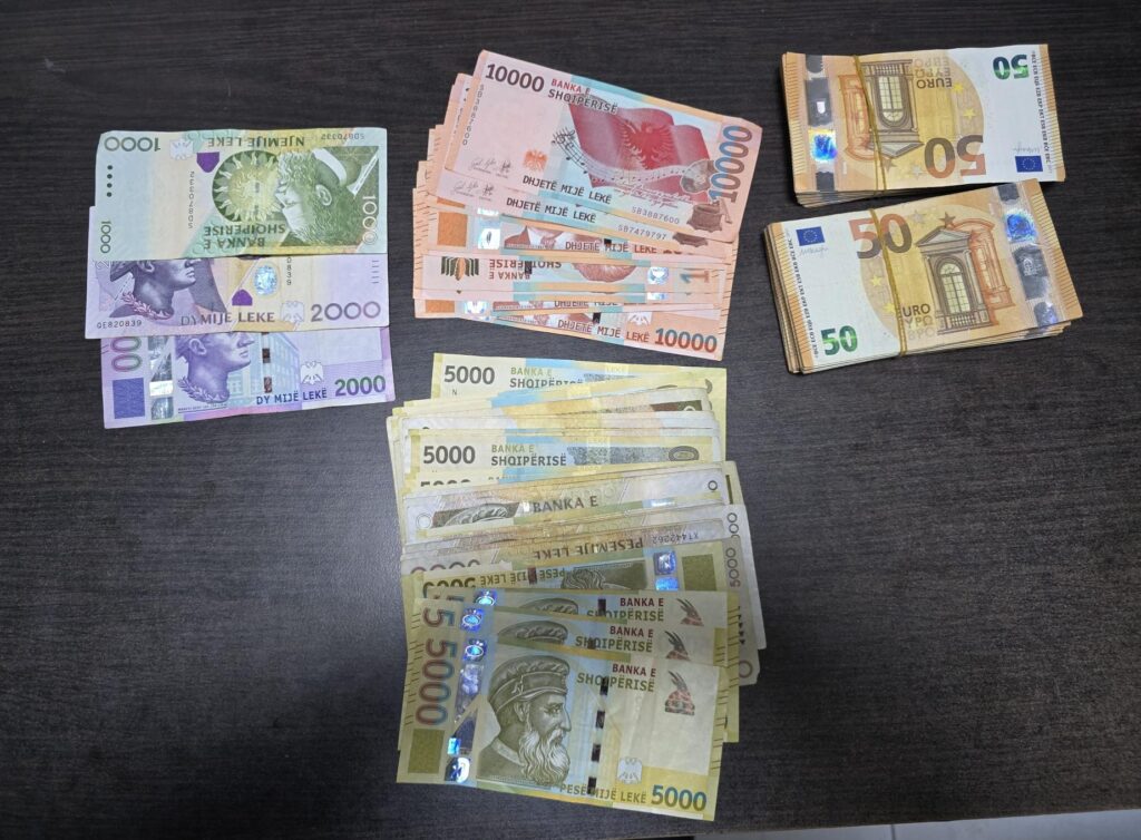 Dogana konfiskon mjete monetare të padeklaruara në Vërmicë