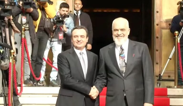 Albin Kurti pritet nga Edi Rama në Samitin për Planin e Rritjes