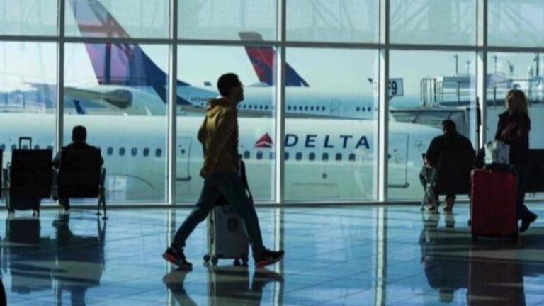 Vijon kaosi në ShBA, mbi 1,000 fluturime të anuluara dhe rreth 4,000 të vonuara