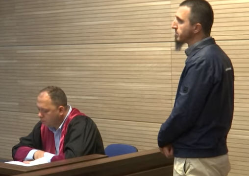 Arsimtari që hodhi në kosh flamurin kombëtar deklarohet i pafajshëm