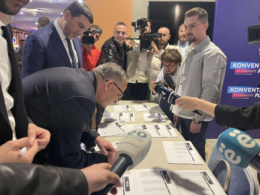 Hamza nën shoqërinë e Krasniqit hynë në Konventën e PDK-së