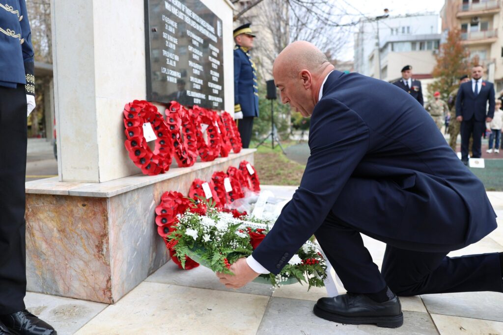 Haradinaj vendosi lule pranë Memorialit të Dëshmorëve të Mbretërisë së Bashkuar