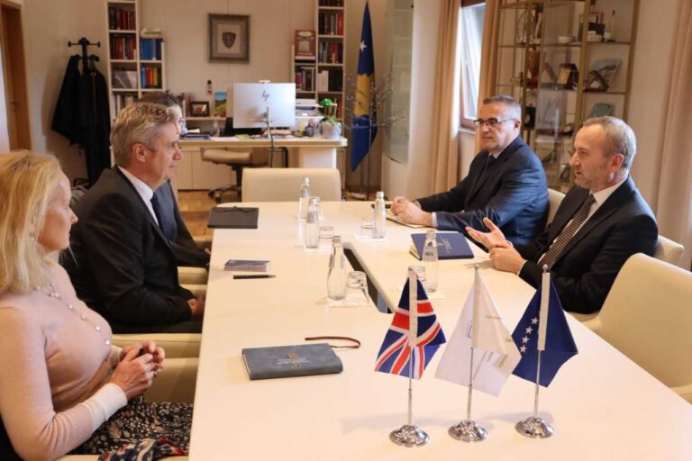 Kryetari Rexhepi priti në takim ambasadorin e Mbretërisë së Bashkuar në Kosovë