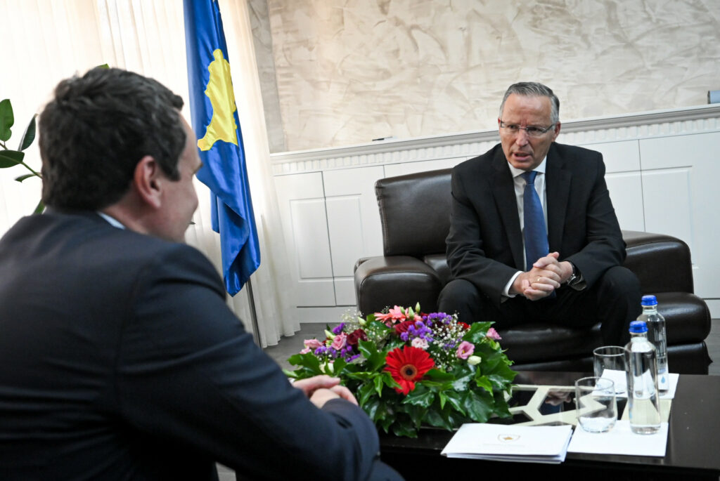 Kurti uron Bedri Hamzën që u zgjedh kryetar i PDK-së