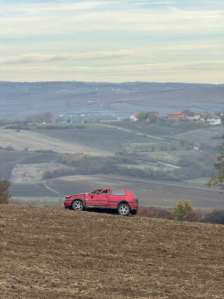 Rrokulliset një veturë në Klinë