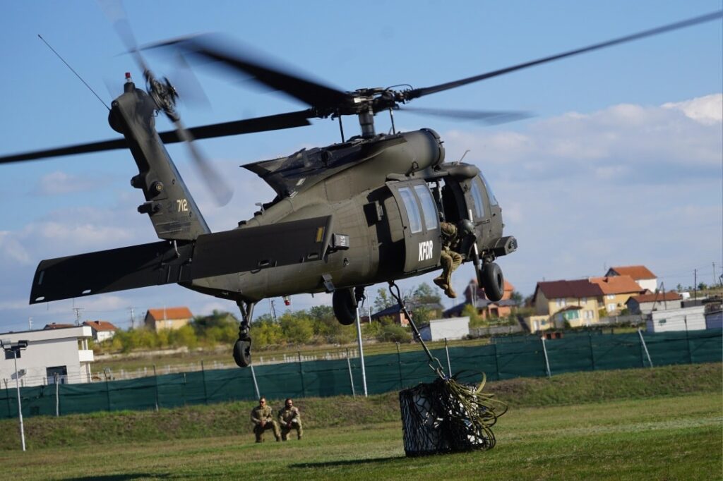 KFOR zhvillon trajnime me ngarkesë në Kampin Novo Selo