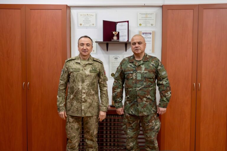 Gjeneralmajor Ulutaş pret në takim ministrin e Mbrojtjes së Maqedonisë së Veriut dhe shefin e mbrojtjes në Shkup
