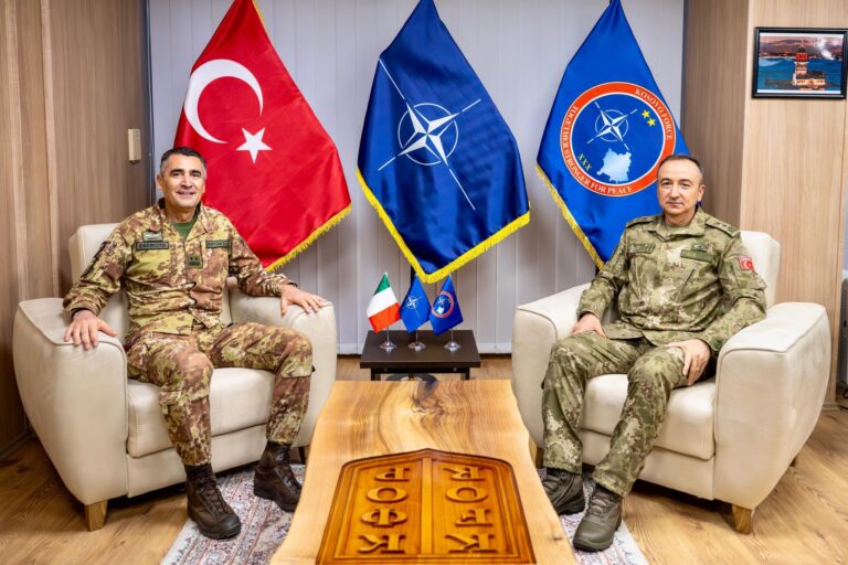 Gjeneralmajor Ulutaş dhe gjeneralmajor Bertoncello diskutojnë për  situatën në Kosovë