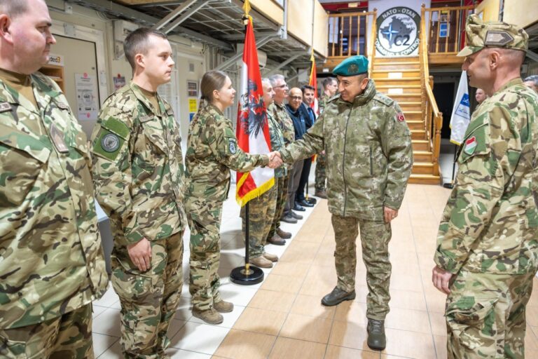 Komandanti I KFOR-it vizitoi kontingjentin shumëkombësh të KFOR-it në Kampin Novo Selo