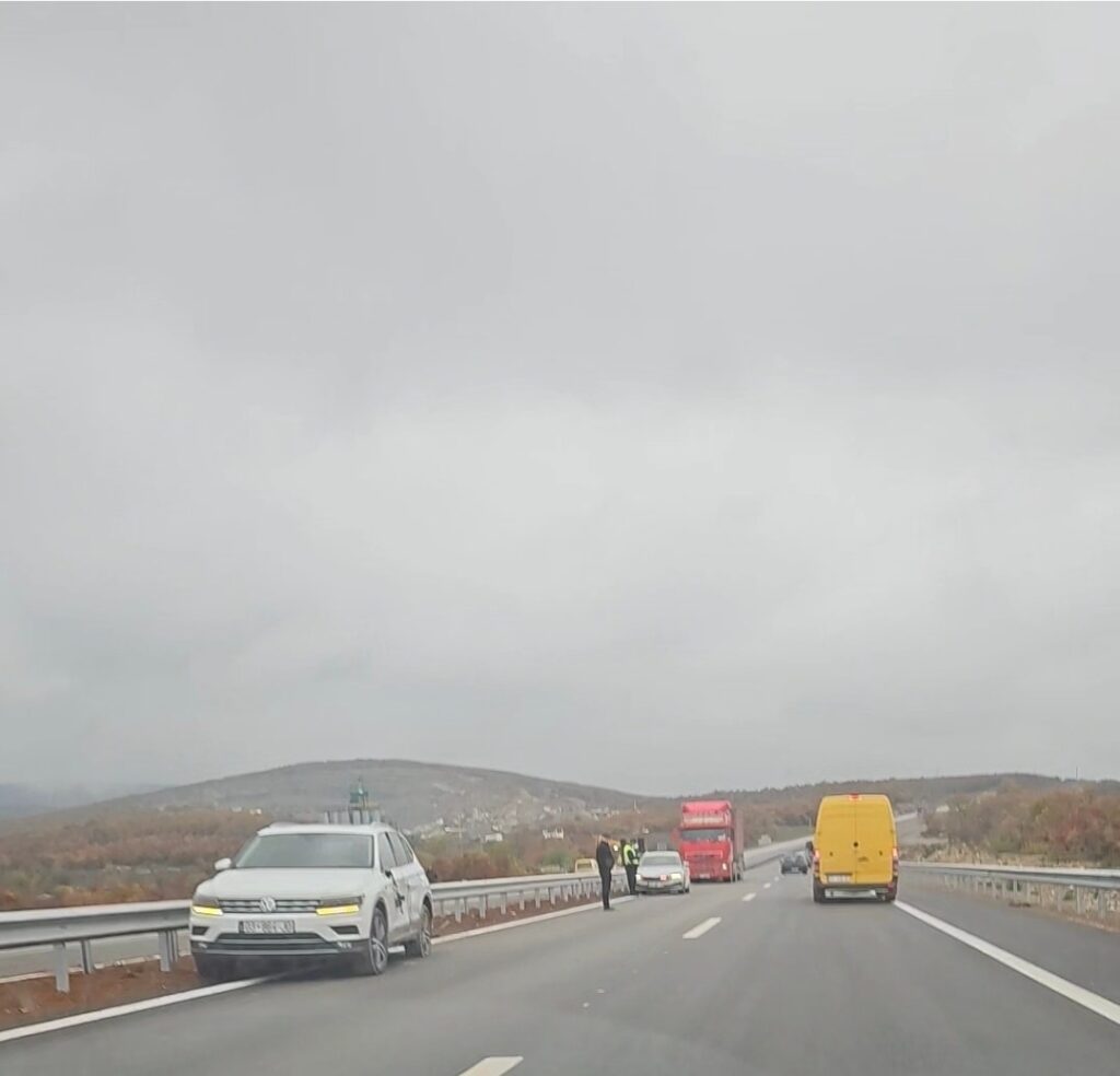 Tre persona të lënduar në aksident trafiku në Dollc të Klinës