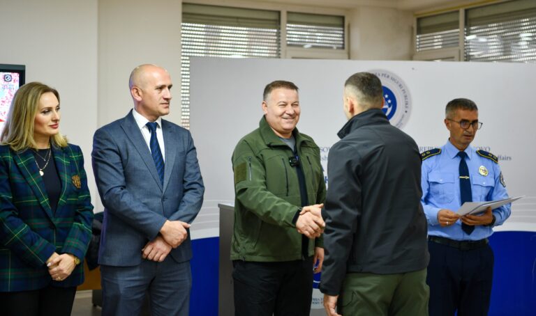 Certifikohen 15 operatorë për mbrojtje të afërt