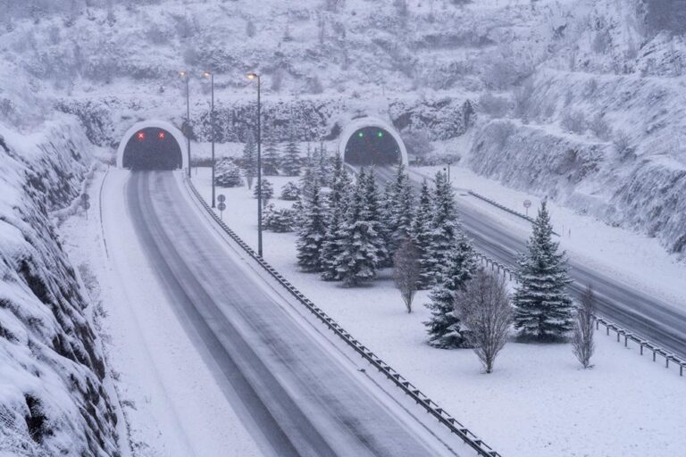 Mbyllet një pjesë e autostradës, bora mbulon Kroacinë