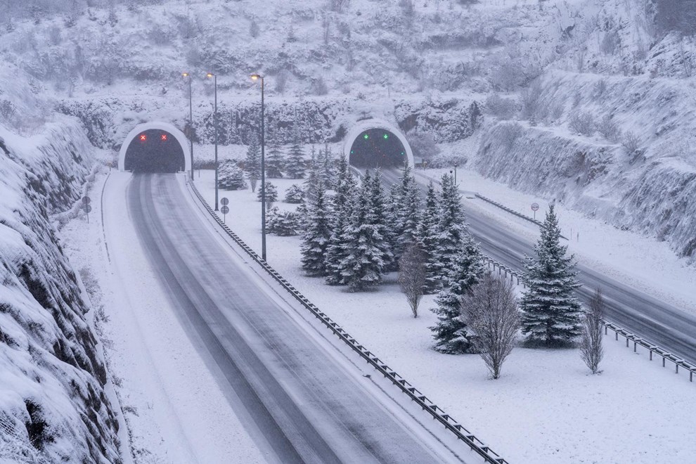 Mbyllet një pjesë e autostradës, bora mbulon Kroacinë