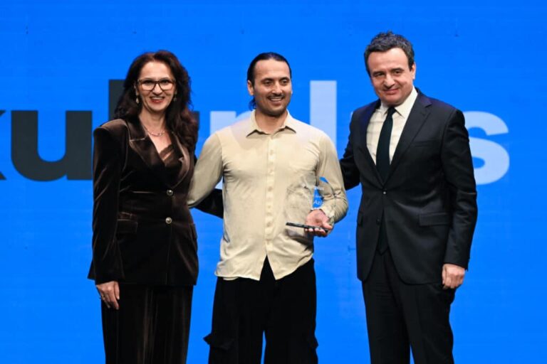 Kurti mori pjesë në edicionin e tetë të mbrëmjes artistike “Ta zbardhi fytyrën”