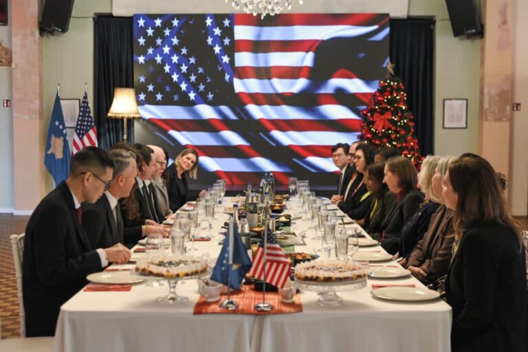 Kryeministri Kurti shtroi drekë për të Ngarkuarën me Punë, Anu Prattipati, dhe stafin e saj, në shënim të Ditës së Falënderimeve