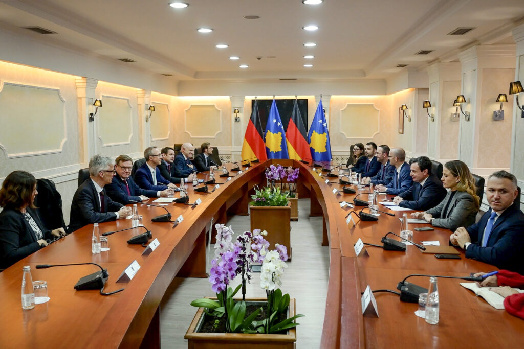 Kryeministri në detyrë i Republikës së Kosovës, Albin Kurti, takoi sot ministrin e Punëve të Jashtme të Gjermanisë, Johann Wadephul.