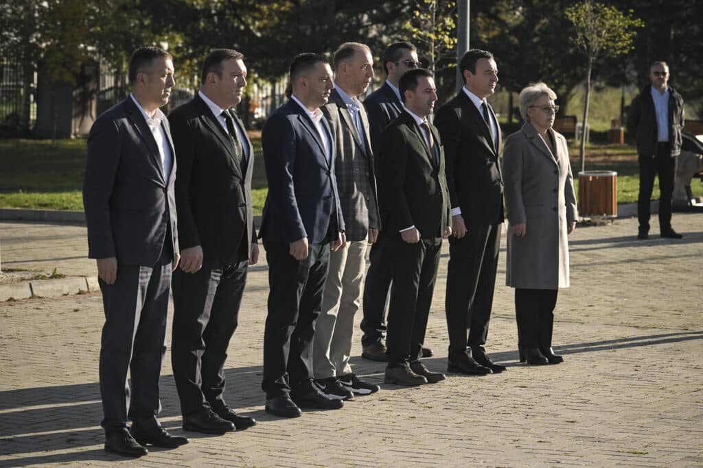 Kryeministri Kurti bëri homazhe në 36-vjetorin e rënies së dëshmorëve Afrim Zhitia dhe Fahri Fazliu