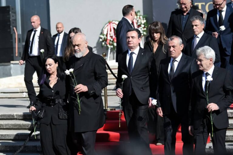 Kryeministri Kurti mori pjesë në ceremoninë shtetërore lamtumirëse për ish-kryeministrin, Fatos Nano