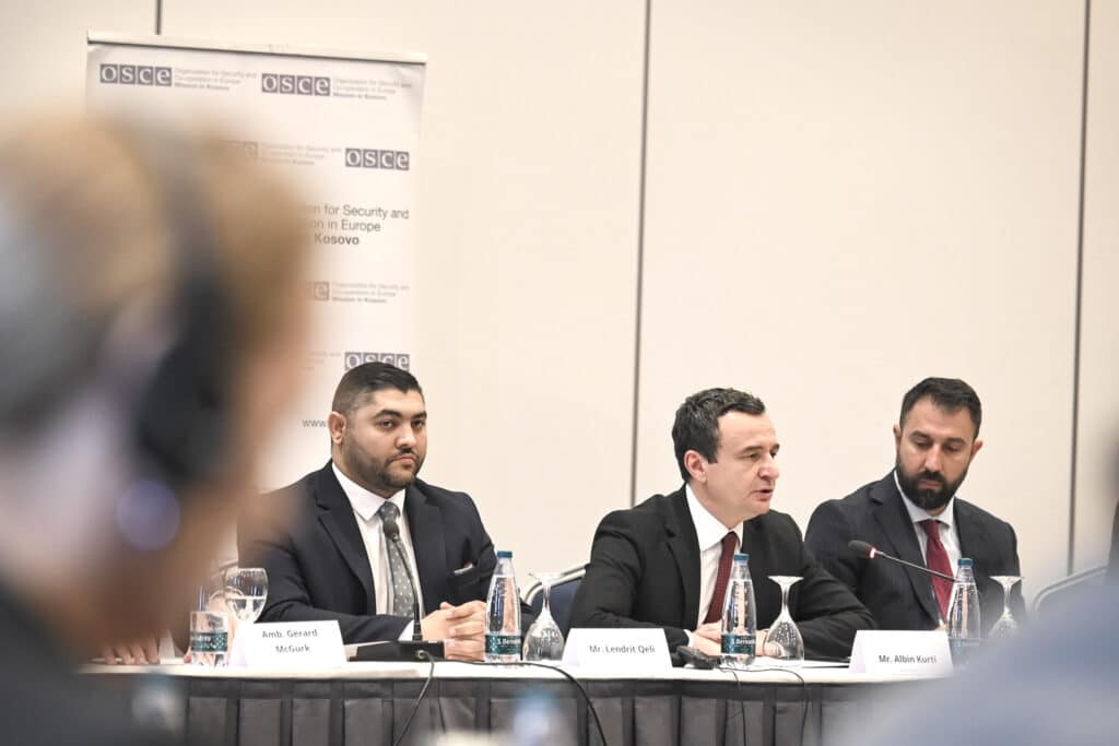 Kryeministri Kurti mori pjesë në tryezën me temë “Sfidat dhe përmirësimi i funksionimit të zyrave komunale për komunitete dhe kthim”