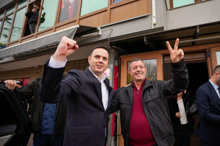 Abdixhiku refuzon dorëheqjen e Xhafës