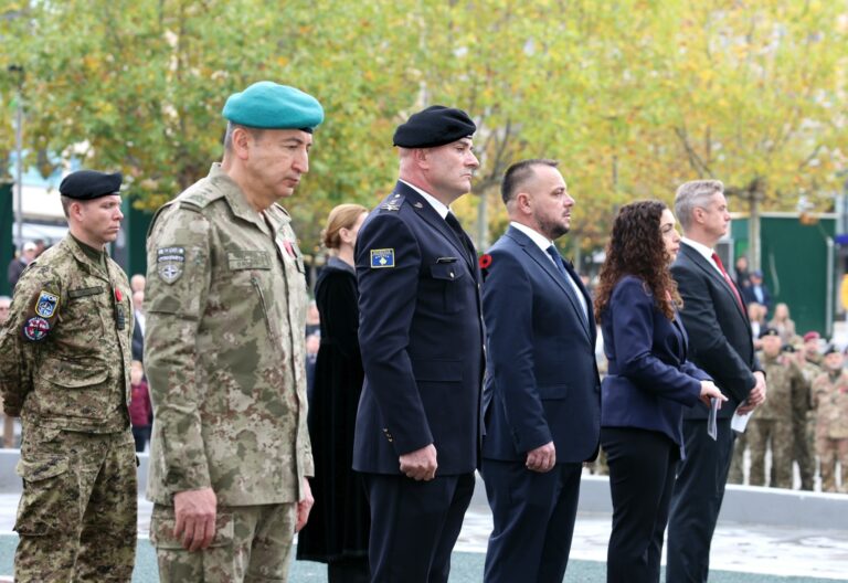 Osmani dhe Maqedonci nderojnë 14 ushtarët britanikë të rënë në Kosovë