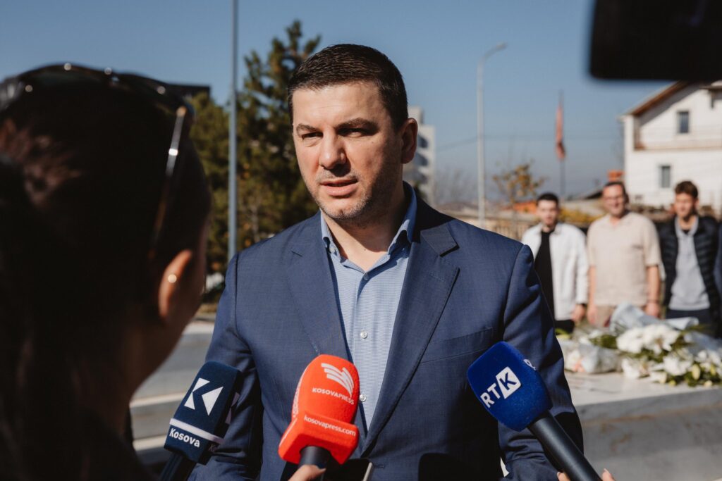 Krasniqi: Nuk mashtorhen studentët me 100 euro