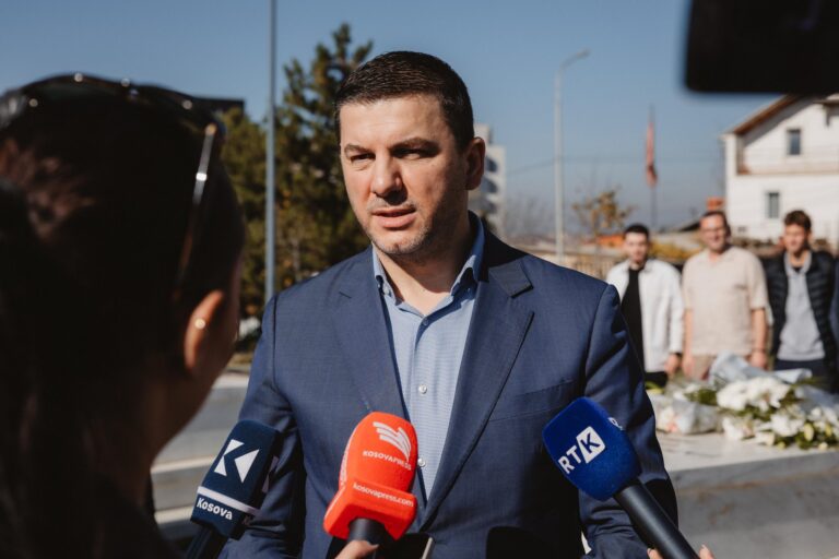 Krasniqi: Nuk mashtorhen studentët me 100 euro