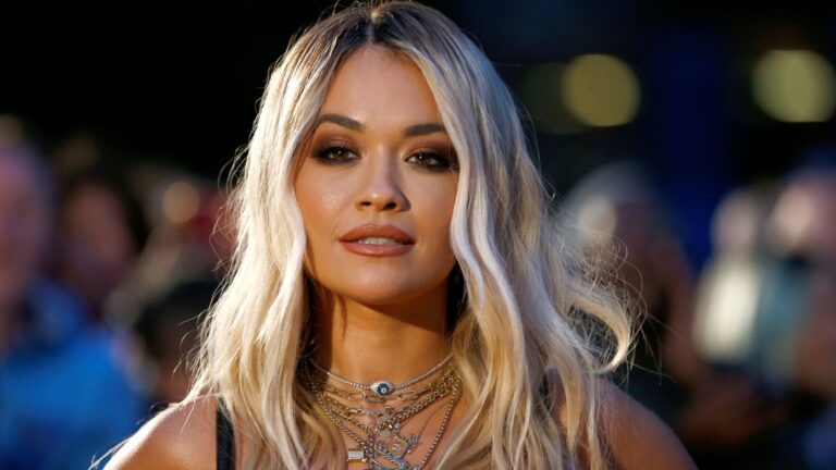 Rita Ora shkëlqen në një fustan të bardhë në eventin luksoz të ‘Zimmermann’