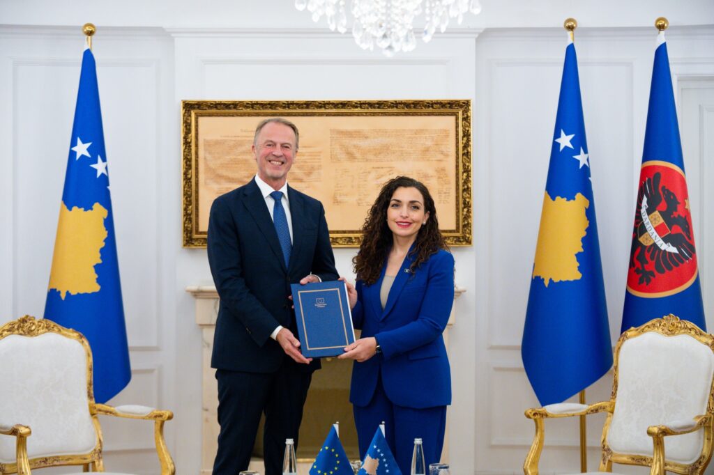 Presidentja Osmani priti në takim ambasadorin e BE-së, Aivo Orav dhe pranoi Raportin për Kosovën 2025 nga Komisioni Evropian
