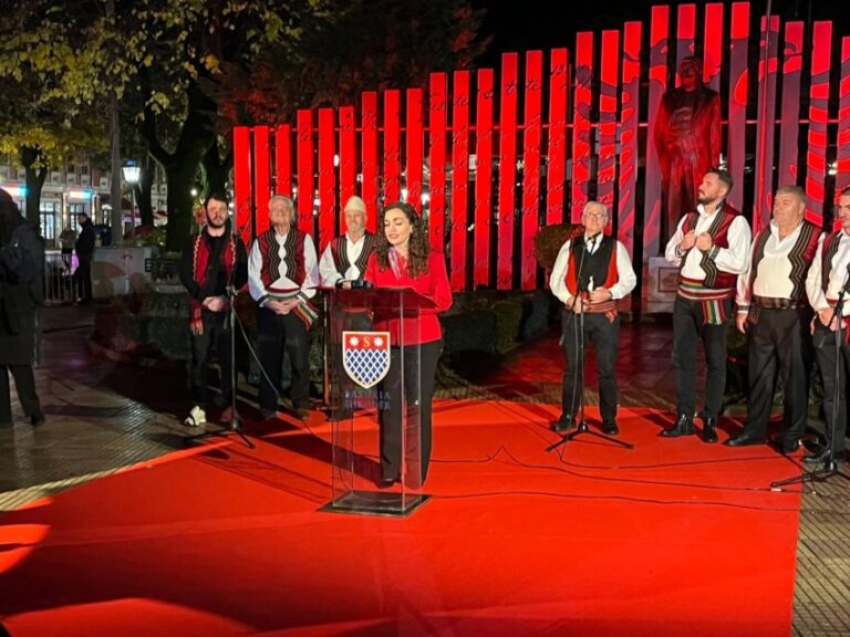 Osmani merr pjesë në “Sofrën Shqiptare” në Shkodër në kuadër të festimeve të 28 Nëntorit