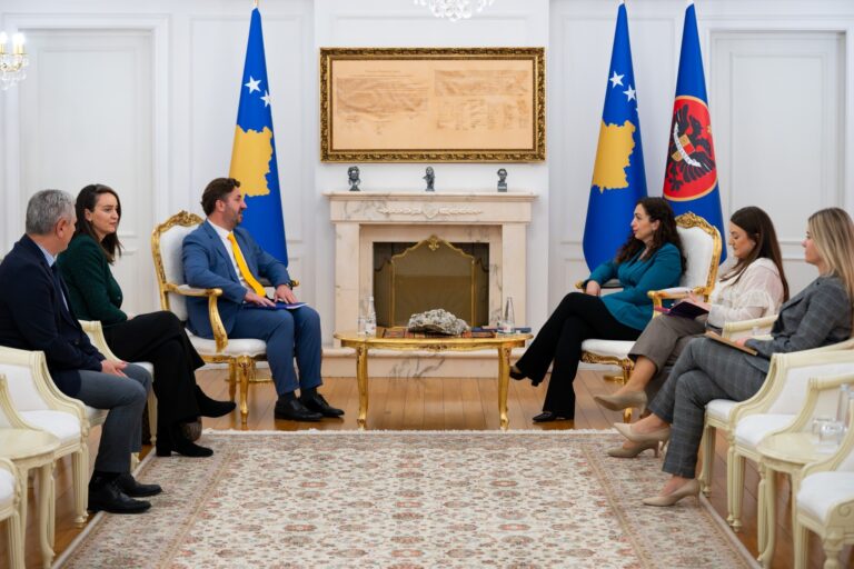 Presidentja Osmani priti në takim përfaqësuesit e Institutit për Krimet e Kryera Gjatë Luftës në Kosovë