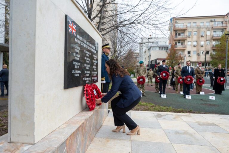 Presidentja Osmani nderoi ushtarët britanikë në Ditën e Përkujtimit të Mbretërisë së Bashkuar