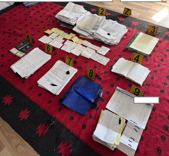 Goditet Rrjeti i falsifikimit të pronave shtetërore, sekuestrohen prova dhe armë