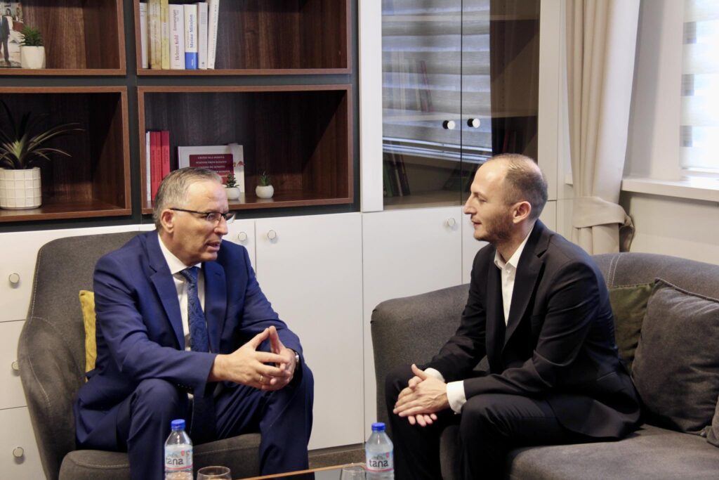 Mjeku që u kujdes për babain e Thaçit i bashkohet PDK-së