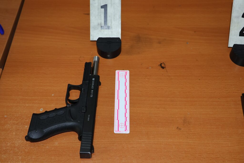 Arrestohet njё (1) person i dyshuar për veprat penale ‘sulm ndaj personit zyrtar gjatё kryerjes sё detyrave zyrtare’ dhe ‘mbajtje nё pronёsi, kontroll, posedim ose shfrytёzim tё paautorizuar tё armёs’